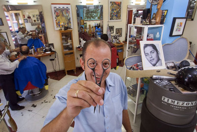 Maxi en su peluquería del barrio de Tetuán, especializada en tupés.