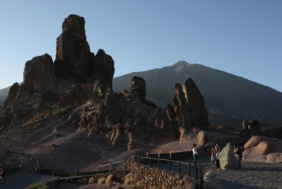 Atardecer en el paraje de Los Roques de García, con el Teide al fondo.