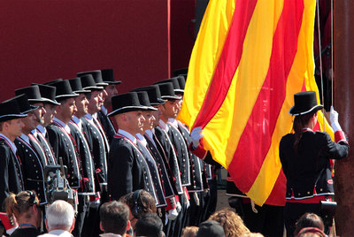  Mossos  izan la bandera catalana en el acto institucional de la mañana.