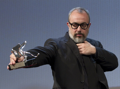 Alex de la Iglesia juega durante la ceremonia de premios de la Mostra con su León de Plata a la mejor dirección, ganado por  Balada triste de trompeta.  