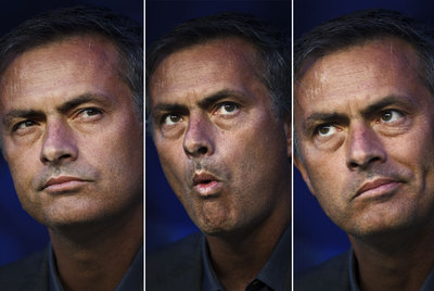 Mourinho gesticula en el banquillo.