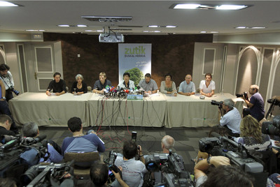 Rufino Etxeberría (tercero por la izquierda), Marian Beitialarrangoitia, alcaldesa de Hernani (centro de la mesa, frente a los micrófonos) y Txelui Moreno (a su lado, con gafas), durante una rueda de prensa de la izquierda   abertzale   en Bilbao sobre el último comunicado de ETA.