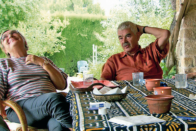  El documental sigue a Maragall en su vida cotidiana. Aquí con su esposa en la casa del Ampurdá (Girona). 