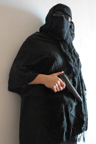  Yasmina vive en Grozni (Chechenia). Ha sido reclutada por terroristas islámicos. Quiere vengar la muerte de su hermano. 