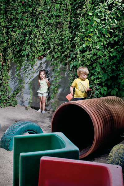  Niños jugando en el patio de una guardería 