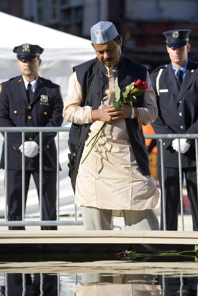 Un musulmán reza en la  zona cero .
