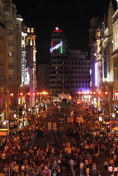 La Gran Vía y su entorno se abarrotaron mucho antes de la medianoche y hasta bien entrada la madrugada.