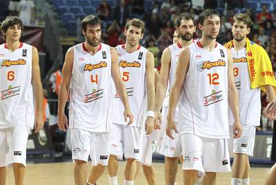 Los jugadores de la selección española se retiran cariacontecidos al vestuario tras caer derrotados ante Argentina en el partido por el quinto puesto.