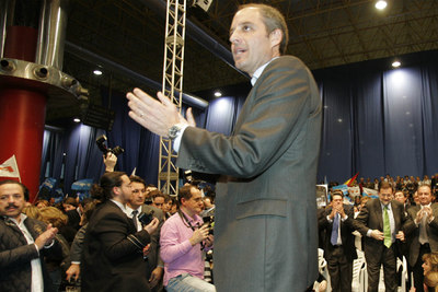 Álvaro Pérez,  El Bigotes  (a la izquierda), y Francisco Camps en un mitin del PP en octubre de 2009. A la derecha, Mariano Rajoy.