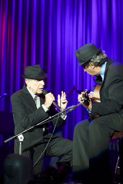 Cuatro mil personas jalearon los éxitos del músico y poeta canadiense de 76 años en su obligado retorno a los escenarios. Cohen subió al escenario con la habitual sección de cuerda y viento que le acompaña