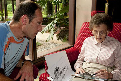 Alberto Zerain, con Elizabeth Hawley antes de subir al Everest.