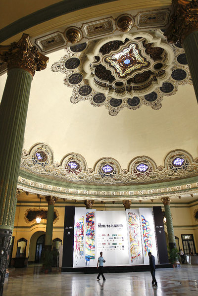 Bajo el título  Flamenco de viva voz , arranca mañana la XVI Bienal de Flamenco de Sevilla. Y el título no es gratuito porque grandes artistas como Miguel Poveda, Valderrama, Marina Heredia o Dorantes encabezan el cartel. Un evento, que cerrará Paco de Lucía el 9 de octubre, cuya sede central será el salón del Casino de la Exposición.