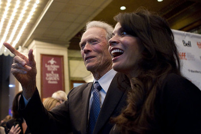 Clint Eastwood y su esposa, Dina, durante la promoción de la película  Hereafter   en Toronto. 