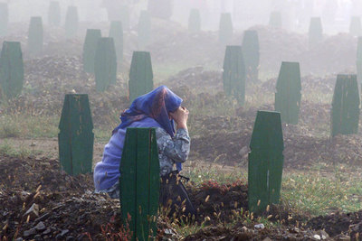 Una mujer reza ante la tumba de un familiar en el cementerio de Srebrenica.
