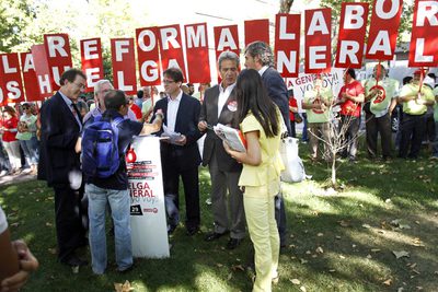 Los sindicatos entregan a los diputados de la Asamblea de Madrid un manifiesto en apoyo de la huelga general.