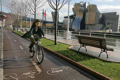 Una joven circula en bicicleta por el   bidegorri   de la Avenida de las Universidades, en Bilbao.