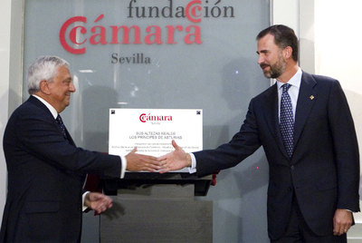 Don Felipe saluda, ayer, al presidente de la Cámara de Comercio de Sevilla, Francisco Herrero.