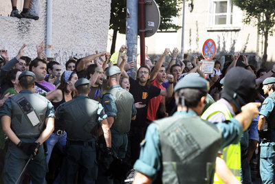 Un grupo de personas protesta por el registro de una  herriko taberna  cerca de Bilbao.