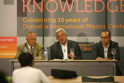 Pedro Miguel Etxenike (en el centro), ayer en la presentación del festival en San Sebastián junto al secretario general del mismo, Igor Campillo (a su izquierda), y Vicente Zaragüeta.