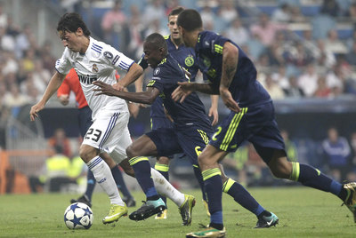 Özil se escapa de tres jugadores del Ajax.