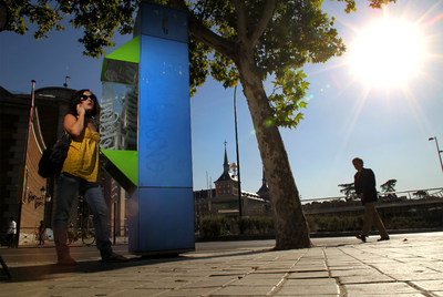 Una mujer hace uso el pasado martes de un teléfono público en el distrito de Moncloa.