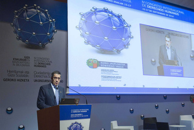 El   lehendakari   toma la palabra durante la inauguración del Congreso de Derechos Humanos que se celebra en Bilbao.