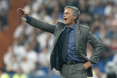 Mourinho da indicaciones desde la banda durante el partido de Liga de Campeones contra el Ajax, el miércoles.