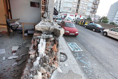 Destrozos provocados por el estallido del artefacto en la sede del PSdeG de A Estrada, en la calle Castelao.