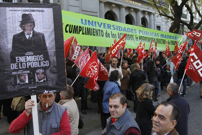 Protesta de trabajadores de las universidades públicas ante la Consejería de Educación.