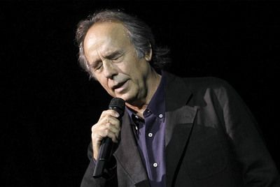 Serrat, durante su actuación anoche presentando su trabajo sobre los versos de Miguel Hernández.