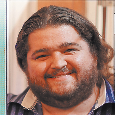 WEEZER Un álbum llamado como un personaje de 'Perdidos' y con una foto del actor que lo interpretaba en portada. pero eso, que ya tiene delito es una menudencia. Al parecer, lo de poner al actor Jorge García en portada es una maniobra de distracción para camuflar el hecho de que el disco lo financia una marca de ropa filial de Nike llamada Hurley.