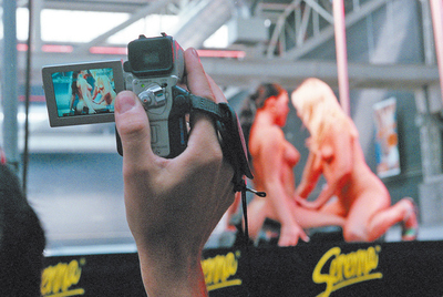  Si se pone cerco a las descargas ilegales, puede que grabar los  shows  en vivo de las ferias eróticas sea la última alternativa de algunos para tener porno por la  face.  