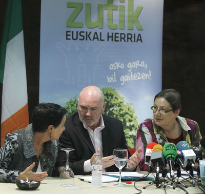 El partido irlandés se sumó ayer a la petición de un protagonismo para Batasuna tras el alto el fuego de ETA. Una delegación del Sinn Fein, que se reunió en Bilbao con representantes de la formación ilegalizada, calificó el momento de 