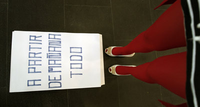 Un póster con una leyenda impresa:  A partir de mañana todo.  Una reflexión sobre cómo nos relacionamos con el tiempo. La obra de Patricia Esquivias, en la imagen, resume una de las claves de esta exposición: la dialéctica entre pasado, presente y futuro.