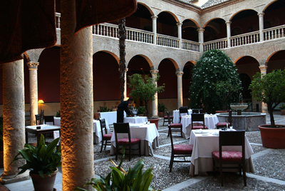 Restaurante El Claustro, en el hotel Palacio de Santa Paula de Granada 