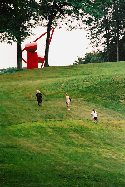   Adam  (1970), de Alexander Liberman, en el jardín de esculturas de Storm King, en Nueva York 