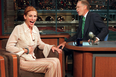 La actriz Julia Roberts, junto al presentador Robert Letterman, en un momento del programa de televisión 'The Late Show with David Letterman