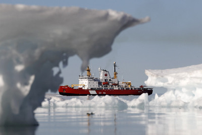 El rompehielos de la Guardia Costera canadiense  Henry Larsen , en la bahía Resolute.
