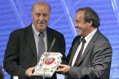 Del Bosque recibe una placa de manos de Platini.
