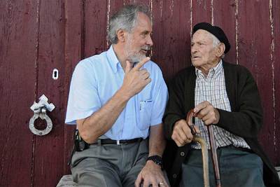 El neurocientífico mexicano José Luis Díaz junto a Pedro do Xastre, último testigo del asesinato de su tío, la semana pasada en O Incio.