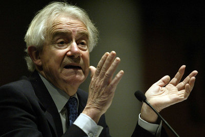 Anthony J. Close, durante una conferencia sobre  El Quijote  en 2005.