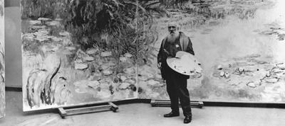 Claude Monet posa ante sus legendarios  Nenúfares,   para el objetivo del fotógrafo Henri Manuel en Give rny, a principios de los años veinte.