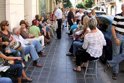 La cola de ayer a la puerta del centro educativo municipal estaba formada en buena medida por personas mayores.