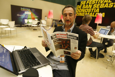 Un periodista lee un ejemplar de  The Hollywood Reporter,  ayer en una de las salas del Kursaal.
