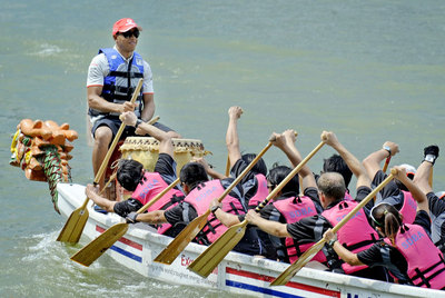 HAMILTON PILOTA EN LAS AGUAS DE SINGAPUR