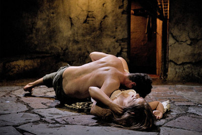 Ernest Villegas y Maria Rodríguez, en una tórrida escena de  Misteri de dolor. 