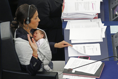 La europarlamentaria italiana Licia Ronzulli recibió ayer el aplauso de sus colegas al ir a votar al Parlamento con su bebé para solidarizarse con 