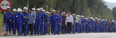 Mineros del carbón marchan de Villablino a León para exigir a sus patronos el pago de los salarios.