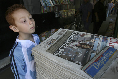 Un niño argentino observa la portada de  Clarín  tras el triunfo electoral de Cristina Kirchner en 2007.
