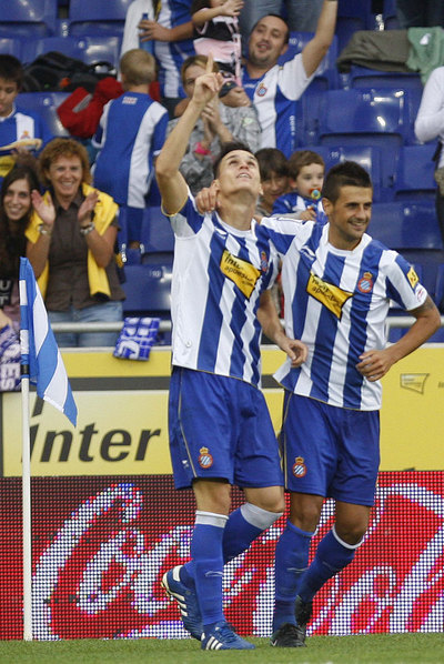 Callejón señala al cielo tras su gol al Almería.